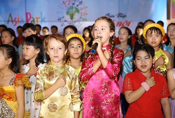 Giọng ca truyền cảm chạm tới trái tim người nghe.