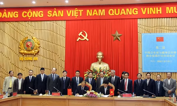 Thừa ủy quyền của lãnh đạo Bộ Công an hai nước, đồng chí Nguyễn Dĩnh, Cục trưởng Cục Cảnh sát truy nã tội phạm Bộ Công an Việt Nam và đồng chí Lý Chúc Quần, Phó Cục trưởng Cục Hợp tác quốc tế Bộ Công an Trung Quốc đã ký Bản ghi nhớ.