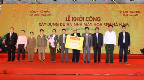 Lãnh đạo Tập đoàn Hoa Sen trao tặng tiền mua bò trị giá 1,5 tỷ đồng cho các hộ nghèo tỉnh Hà Nam.