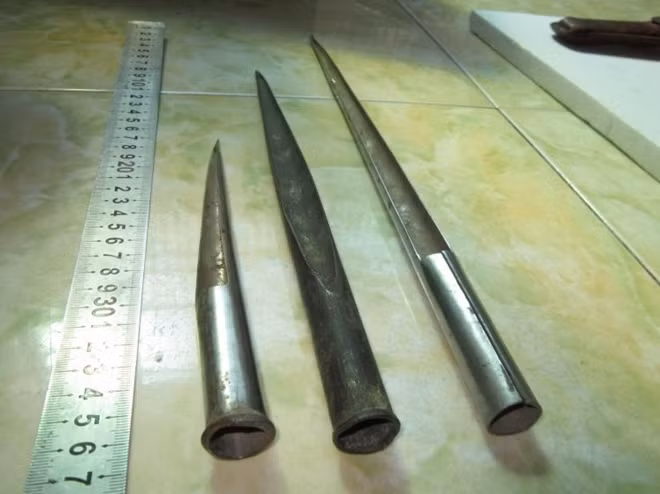 Khánh dùng cây xăm gạo đâm anh Thương trọng thương (Ảnh minh họa)