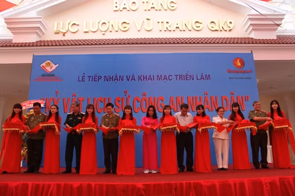 Các đại biểu cắt băng khai mạc Triển lãm Kỷ vật lịch sử CAND tại Bảo tàng Quân khu 9 từ ngày 8-3 đến 15-3.