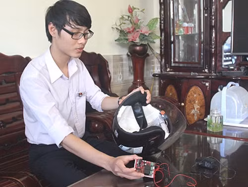 Em Trần Đăng Khoa bên sản phẩm “mũ bảo hiểm thông minh ngăn người say rượu lái xe máy”.