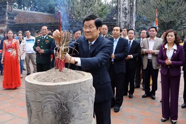 Chủ tịch nước Trương Tấn Sang dâng hoa, thắp hương và thăm Khu di tích lịch sử Đền thờ Vua Đinh Tiên Hoàng. Ảnh: TTXVN.