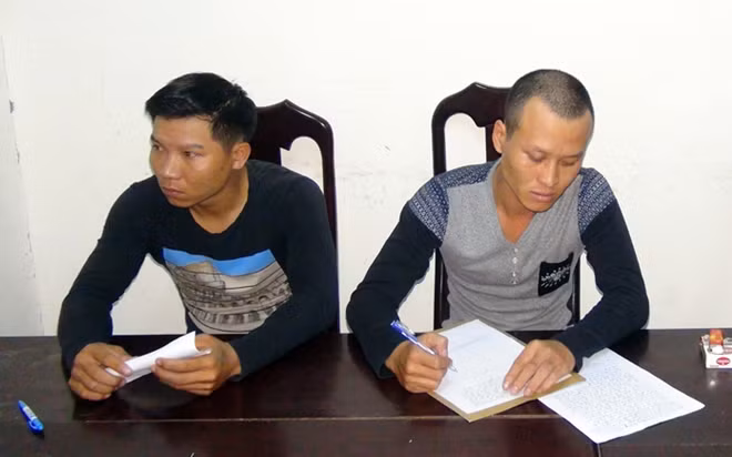 Hai đối tượng Nguyễn Thành Công và Nguyễn Mạnh Đức sau khi đầu thú và bị tạm giữ hình sự tại Công an TP Nha Trang.