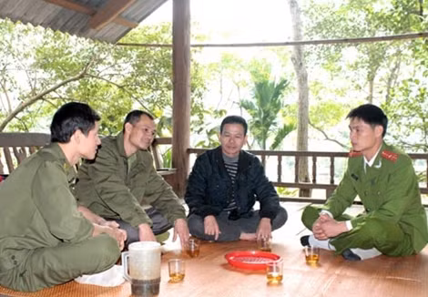 Bí thư Chi bộ bản Hữu Văn Lô Văn Chung (áo đen) luôn nhận được sự quan tâm, phối hợp của các ban, ngành, đoàn thể.