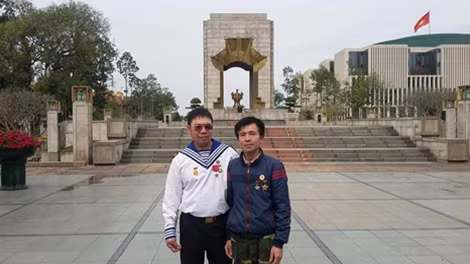 Lê Hữu Thảo và Nguyễn Văn Thống trước tượng đài liệt sĩ vô danh.