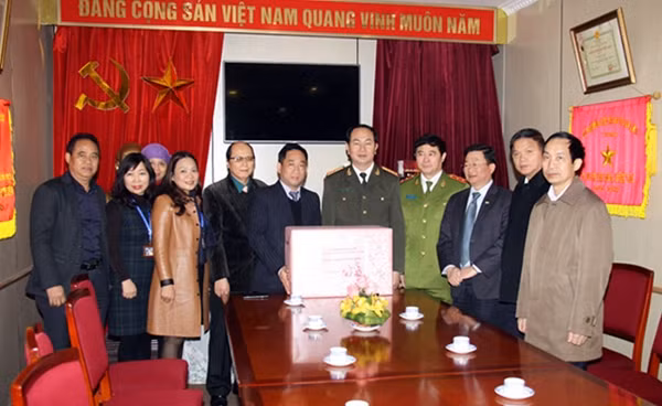 Bộ trưởng Trần Đại Quang trao quà Tết tặng cán bộ, công nhân viên Khu di tích Chủ tịch Hồ Chí Minh tại Phủ Chủ tịch.