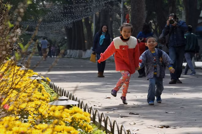 Nụ cười thoải mái của trẻ em cùng gia đình lượn vòng quanh hồ.