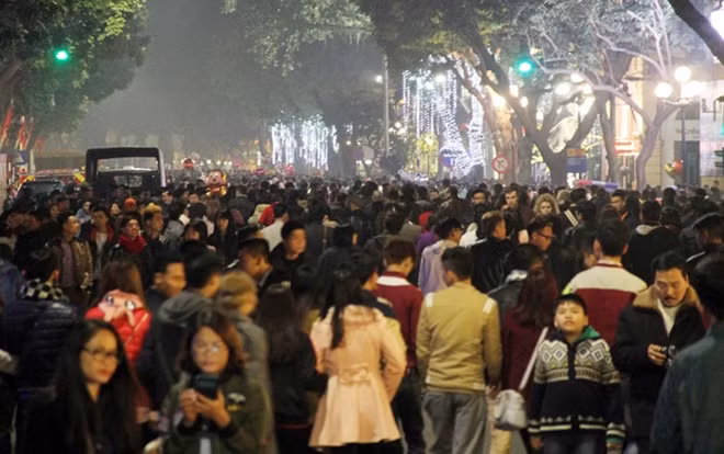 Người dân xuống đường chào đón năm mới.