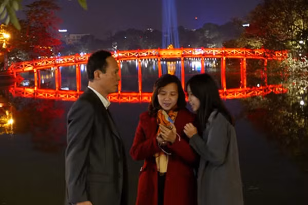 Người dân Hà Nội bắt đầu tìm đến khu vực Bờ Hồ để đón giao thừa. Ảnh: Quý Đoàn.