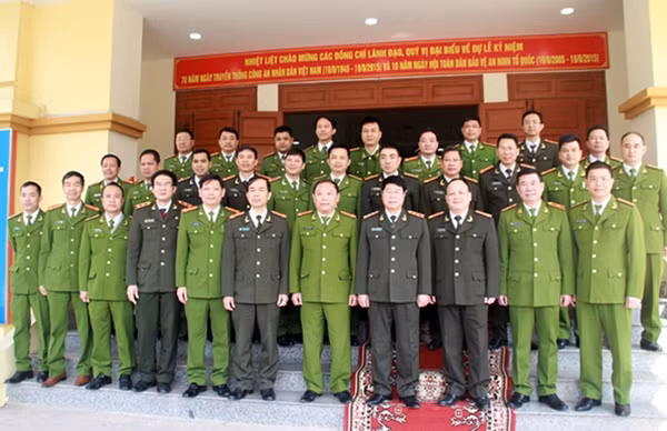 Thứ trưởng Bùi Văn Nam với các cán bộ Công an quận Hoàng Mai