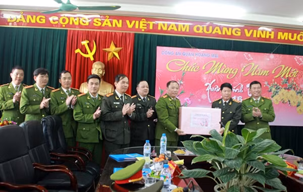 Thứ trưởng Bùi Văn Nam tặng quà cán bộ, chiến sỹ Công an quận Hoàng Mai nhân dịp năm mới Bính Thân.