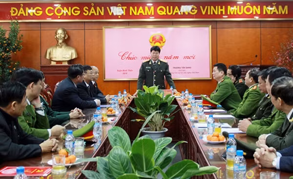Thứ trưởng Bùi Văn Nam phát biểu tại buổi thăm, chúc Tết Quận ủy, Hội đồng nhân dân, Ủy ban nhân dân quận Hoàng Mai.