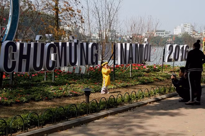 Hôm nay Hà Nội nắng ấm trong không khí yên bình, một số gia đình cho con đi dạo quanh Hồ Gươm chụp ảnh.