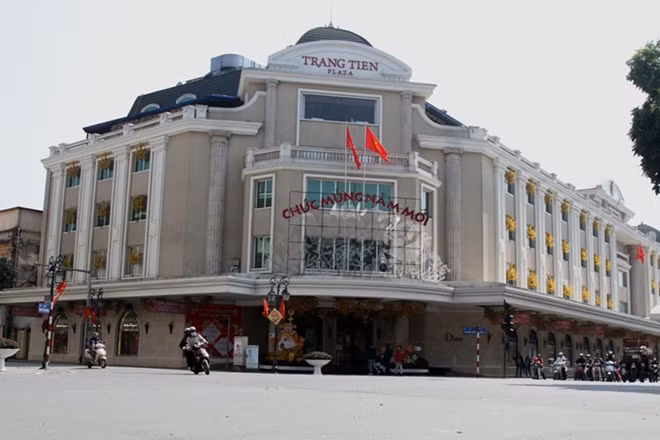 Đường phố Hà Nội chiều 29 Tết vắng vẻ lạ thường so với những ngày trước đó.