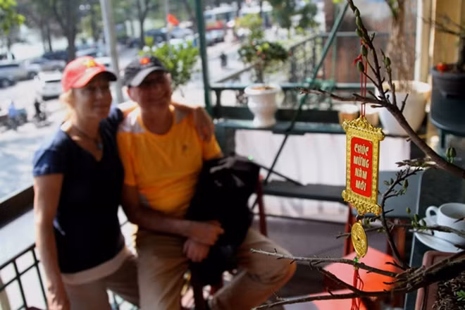 Tại một quán cà phê ở phố cổ đã vắng bóng khách ghé qua, chỉ có một vài du khách nước ngoài đến.