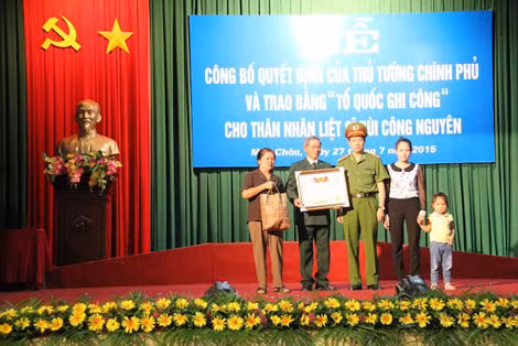 Ban Giám đốc Công an tỉnh Sơn La trao Bằng “Tổ quốc ghi công ” cho thân nhân gia đình liệt sĩ Bùi Công Nguyên.