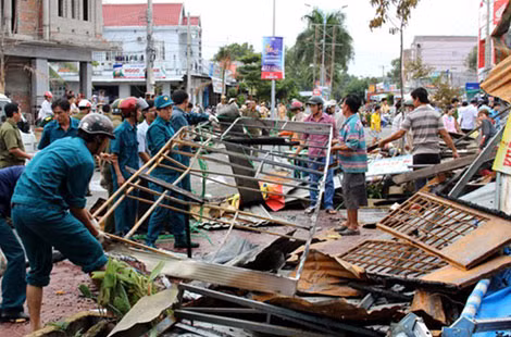 Các lực lượng Quân đội, Công an, dân quân tự vệ,… giúp người dân khắc phục hậu quả vụ cháy chợ Thới Bình.