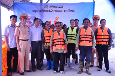 Cục Cảnh sát Giao thông tặng áo phao cho người dân.