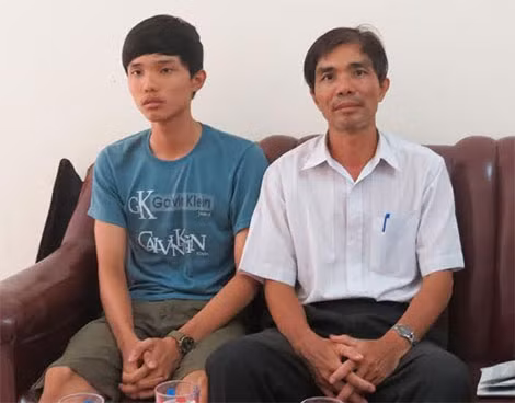 Thí sinh Nguyễn Xuân Anh Tuấn cùng cha lo lắng khi nhận được thông báo không trúng tuyển ngành Y Đa khoa, trường ĐH Y dược Huế.