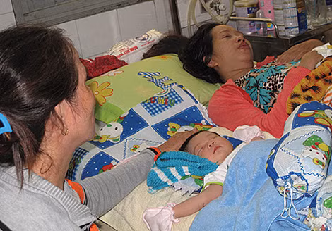 Cháu bé Bùi Trương Bảo Ngọc và chị Trương Thị cẩm Ly đã được cứu sống nhờ sự ra tay kịp thời của lực lượng Công an. Ảnh T.T.