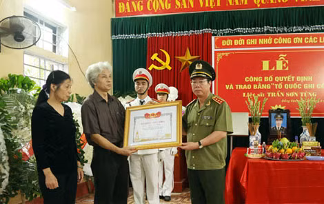 Thừa ủy quyền của Thủ tướng Chính phủ, Thượng tướng Bùi Văn Nam đã trao Quyết định và Bằng Tổ quốc ghi công tặng thân nhân gia đình Liệt sĩ Trần Sơn Tùng.
