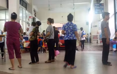 Bệnh viện Nhi Trung ương cuối giờ chiều vẫn đông bệnh nhân.