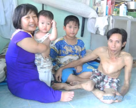 Gia đình hạnh phúc của anh Cúng, chị Thơm.