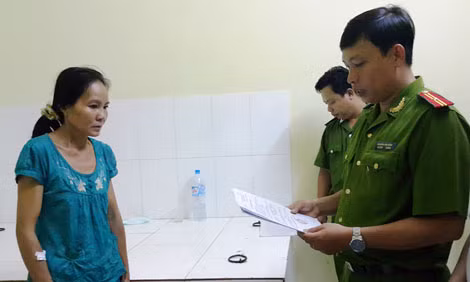 Cơ quan điều tra tống đạt quyết định khởi tố bị can đối với Nguyễn Thị Vân tại bệnh viện.