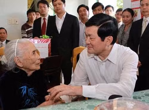 Đảng và Nhà nước luôn quan tâm, chăm lo cho những người có công với Cách mạng. Ảnh: Chủ tịch nước Trương Tấn Sang thăm, tặng quà người có công với Cách mạng. Đảng và Nhà nước luôn quan tâm, chăm lo cho những người có công với Cách mạng. Ảnh: Chủ tịch nước Trương Tấn Sang thăm, tặng quà người có công với Cách mạng.