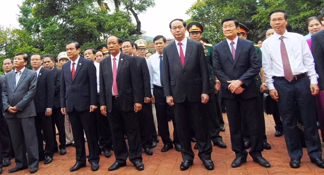 Chủ tịch nước Trần Đại Quang cùng với các đại biểu đến viếng, dâng hương tại Nhà lưu niệm cụ Huỳnh Thúc Kháng.