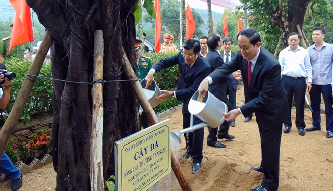 Nguyên Chủ tịch nước Trương Tấn Sang trồng cây tại khuôn viên Nhà lưu niệm.