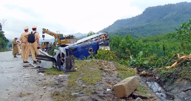 Chiếc xe khách mất lái, đâm gãy lan can rồi lao thẳng xuống vực.