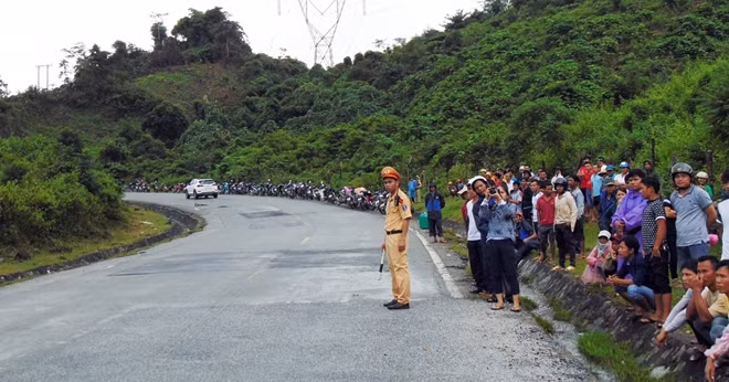 Lực lượng CSGT phân luồng giao thông khu vực xảy ra vụ tai nạn.