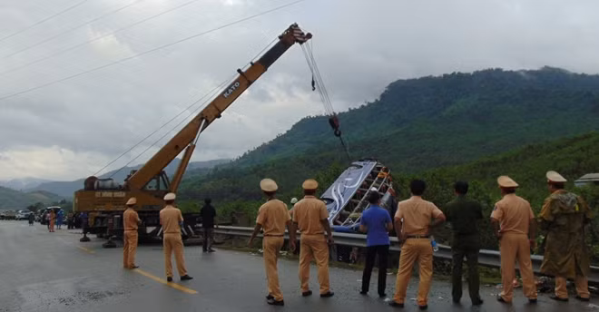 Lực lượng CSGT và Công an huyện Nam Giang nhanh chóng có mặt tại hiện trường điều tiết giao thông, thực hiện cứu nạn và điều tra nguyên nhân.