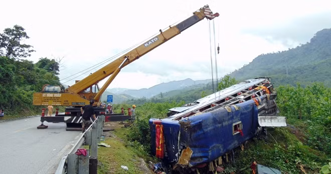 Sau nhiều giờ nỗ lực, đến khoảng 10h ngày 9-11, công tác cứu nạn mới hoàn tất.