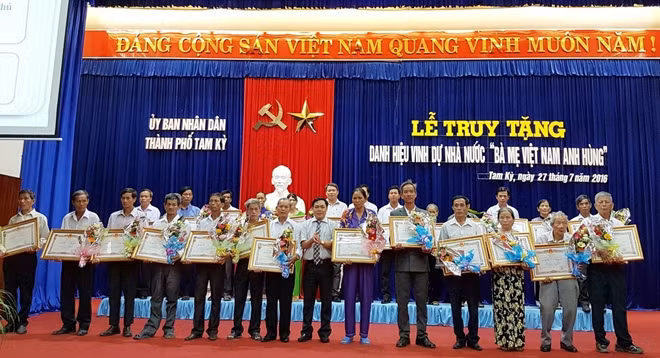 Thừa ủy nhiệm của Chủ tịch nước, ông Lê Văn Thanh trao danh hiệu Bà Mẹ VNAH cho đại diện gia đình các Mẹ.