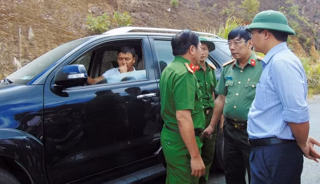 Ông Lê Trí Thanh trao đổi với lãnh đạo Công an tỉnh Quảng Nam về công tác phá án ngay tại khu vực cửa khẩu.