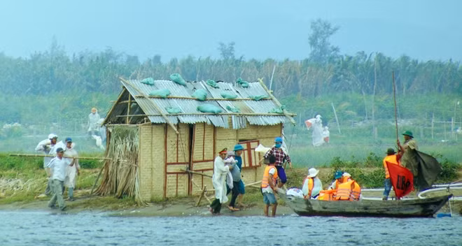 Công an cùng các lực lượng chức năng tham gia ứng cứu người bị nạn trong bão lũ.