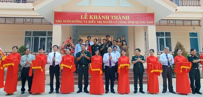 Các đại biểu cắt băng khánh thành Nhà nuôi dưỡng, điều trị NCC Quảng Nam.