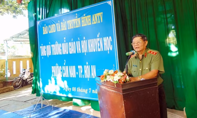 Trung tướng Lê Ngọc Nam phát biểu tại buổi lễ trao tiền hỗ trợ ở phường Cẩm Nam.
