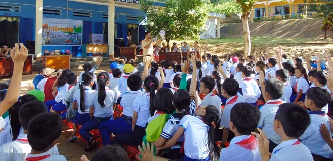 Buổi tuyên truyền trở thành hoạt động ngoại khóa tươi vui, sôi nổi cho học sinh vùng cao.