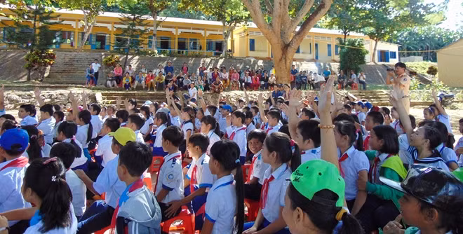 Hơn 200 học sinh, phụ huynh tại huyện miền núi Nam Giang đã được tham gia buổi tuyên truyền Luật GTĐT đầy ý nghĩa, vui tươi.