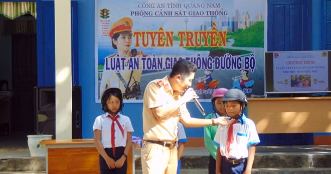 Hướng dẫn học sinh cách đội mũ bảo hiểm đúng chuẩn.
