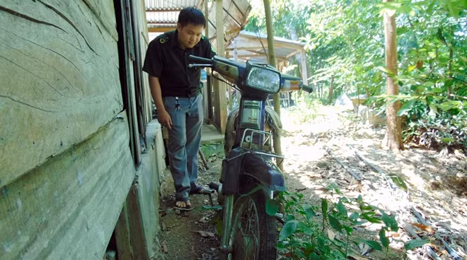 Xe máy tang vật mà đối tượng tên Minh dùng vận chuyển gỗ lậu bị tạm giữ.