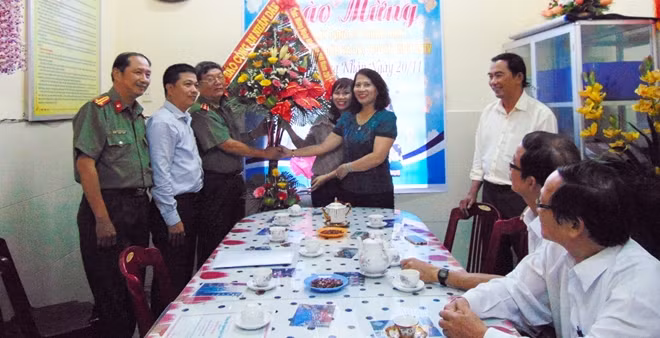 Tặng lãng hoa chúc mừng Ngày Nhà giáo Việt Nam 20-11.