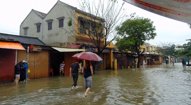 Nhiều tuyến phố ở Hội An bị ngập sâu.