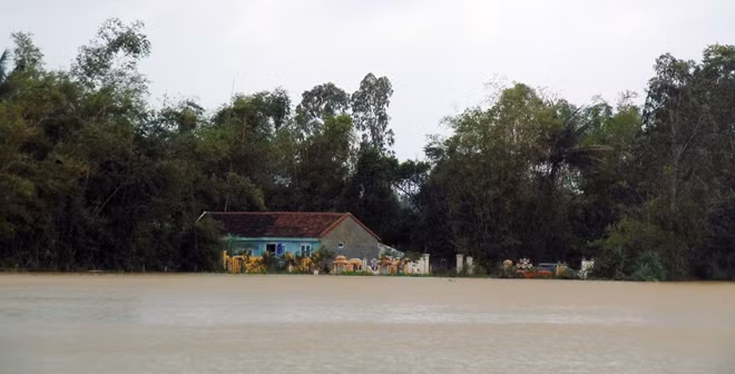 Hàng nghìn ngôi nhà tại Quảng Nam chìm trong biển nước.