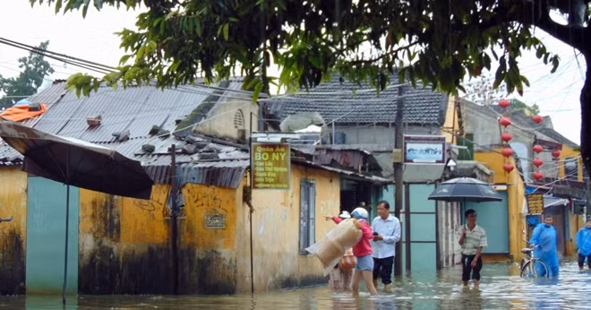 Người dân di chuyển đồ đạc, phòng tránh lũ tiếp tục dâng cao.
