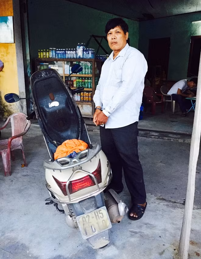 Đối tượng Dần cùng xe máy dùng để vận chuyển trái phép thuốc bom.